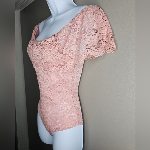 A'GACI Off the shoulder All Over Lace Pink Bodysuit. Size Small - Picture 2 of 14